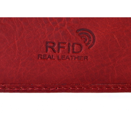 BARTEX 10012D czerwony portfel damski w dłoni / BARTEX 10012D red women’s wallet held in hand