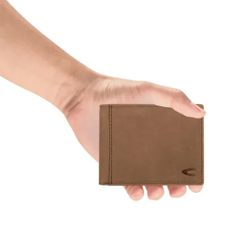 portfel męski w ręce