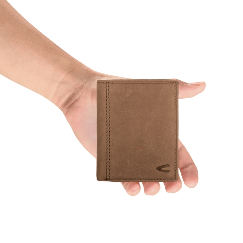 Portfel Camel Active w ręce