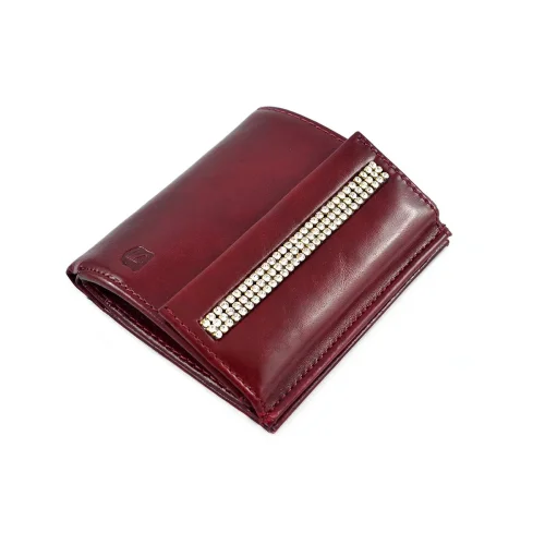 Czerwony portfel damski z kryształami Swarovski SV-010 lakierowana skóra Red women’s wallet with Swarovski crystals SV-010 patent leather detail