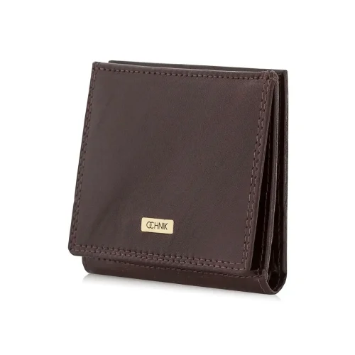 OCHNIK SL-108-89 – detal skóry naturalnej z logo OCHNIK / OCHNIK SL-108-89 – genuine leather detail with OCHNIK logo