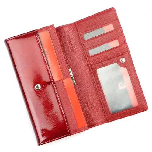 Wnętrze portfela damskiego Pierre Cardin – miejsca na karty i dokumenty Interior of Pierre Cardin women’s wallet – card and document compartments