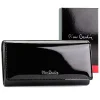 Tył czarnego portfela damskiego Pierre Cardin – gładka skóra naturalna i eleganckie wykończenie Back view of Pierre Cardin black women’s wallet – smooth genuine leather and refined finish