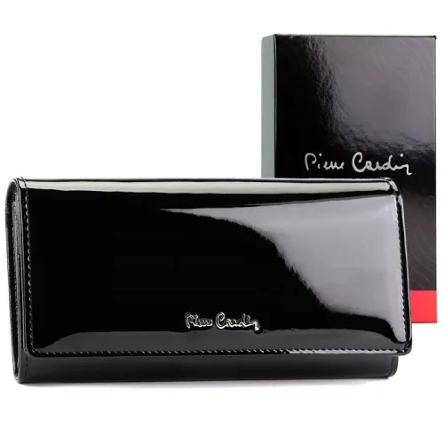 Tył czarnego portfela damskiego Pierre Cardin – gładka skóra naturalna i eleganckie wykończenie Back view of Pierre Cardin black women’s wallet – smooth genuine leather and refined finish