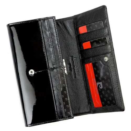 Wnętrze portfela damskiego Pierre Cardin czarnego – liczne przegródki na karty i dokumenty Interior of Pierre Cardin black women’s wallet – multiple card slots and document compartments