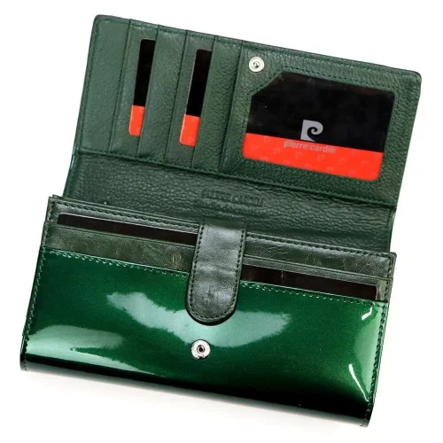 Wnętrze portfela damskiego Pierre Cardin zielonego – miejsca na karty Interior of Pierre Cardin women’s green wallet – card slots