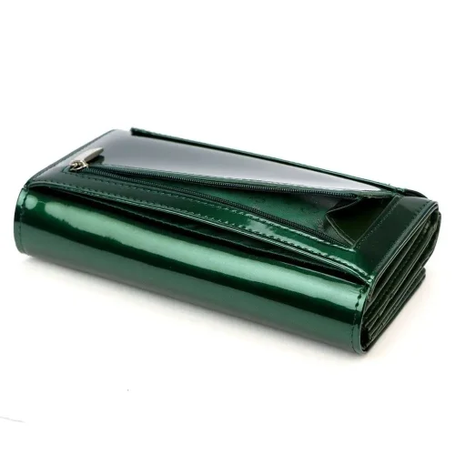 Portfel damski Pierre Cardin zielony lakierowany zamknięty Pierre Cardin women’s green patent leather wallet – closed view