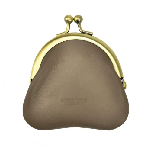 Mały portfelik damski Pierre Cardin 7790 beżowy – bigiel i kształt portfelika Pierre Cardin 7790 beige coin purse – clasp and shape detail