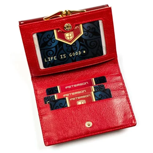 Wnętrze portfela damskiego Peterson lakierowanego – przegródki na karty i dokumenty Peterson red patent leather women's wallet interior card and document slots