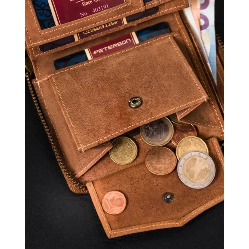 Portfel Peterson 340 nubuk camel – detale wykończenia Peterson 340 nubuck wallet camel – craftsmanship details