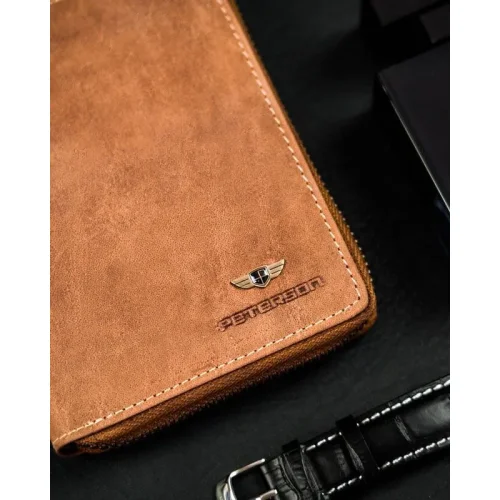 Portfel nubukowy Peterson camel – widok z boku Peterson camel nubuck wallet – side view