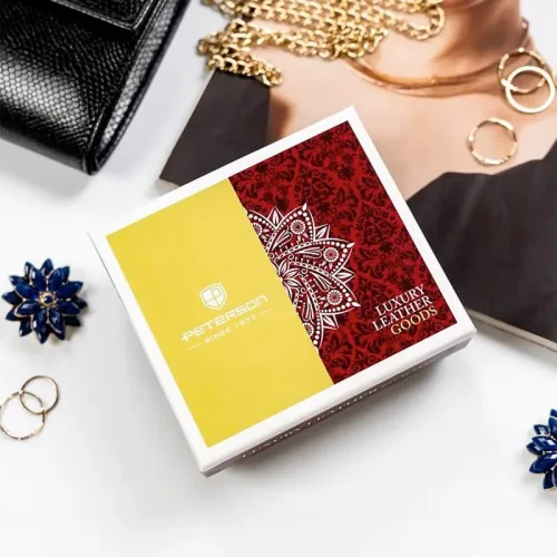 Elegancki srebrny portfel damski Peterson – styl i funkcjonalność Elegant silver Peterson women’s wallet – style and functionality