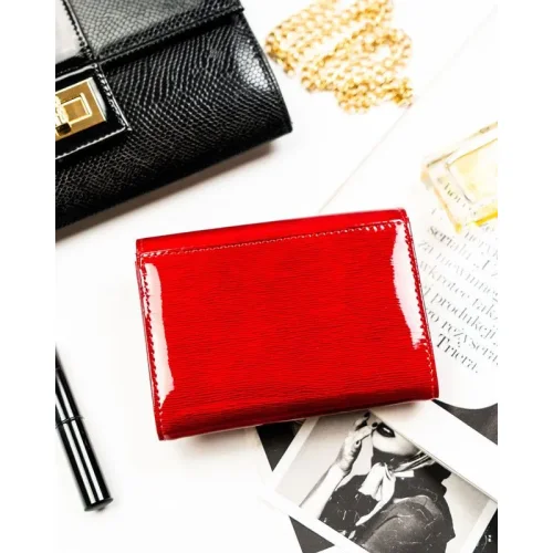 Kieszeń na monety zamykana na bigiel w damskim portfelu Peterson / Coin pocket with clasp in Peterson women’s wallet