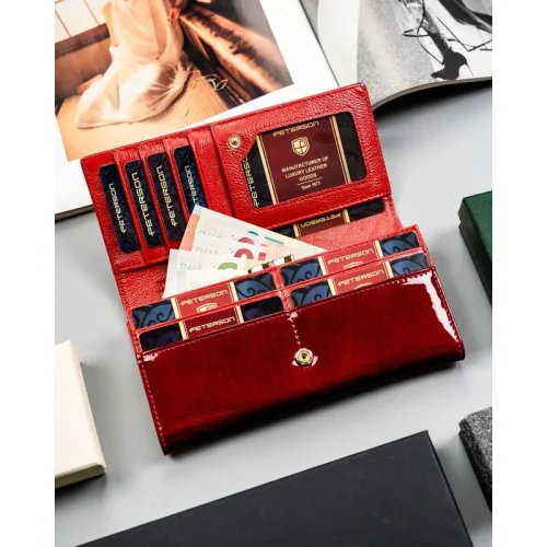 Portfel damski Peterson czerwony – wnętrze z przegródkami na karty Peterson red women's wallet – interior card slots