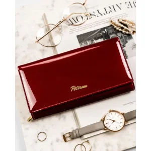 Czerwony portfel damski Peterson na zatrzask – elegancki wygląd i połysk lakierowanej skóry Red women’s Peterson wallet with snap closure – glossy patent leather finish