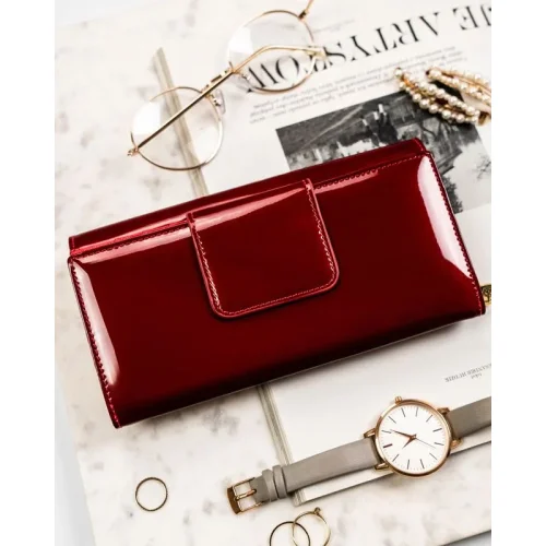 Portfel damski Peterson czerwony – tył portfela z lakierowanej skóry naturalnej Red Peterson women’s wallet – back view in genuine patent leather