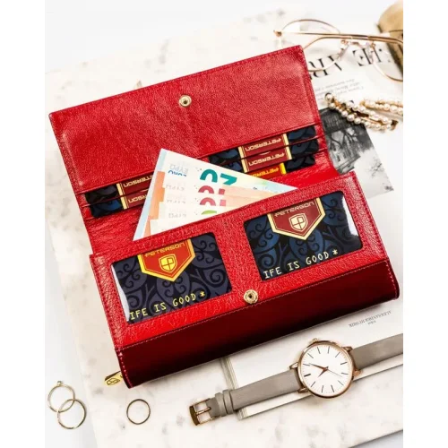 Wnętrze portfela damskiego Peterson – liczne przegródki na karty i dokumenty Interior of Peterson women’s wallet – multiple card and document compartments