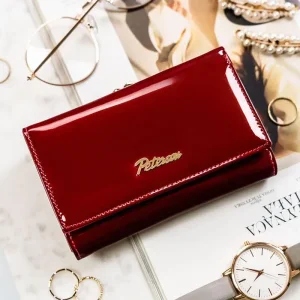 Portfel Peterson widok pod kątem prezentujący głębię koloru i połysk skóry Peterson wallet angled view showcasing color depth and leather gloss