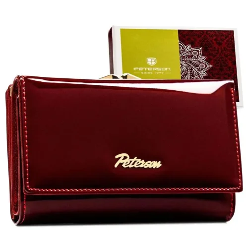 Zbliżenie na złote logo Peterson i lśniącą fakturę skóry lakierowanej Close-up of gold Peterson logo and shiny patent leather texture