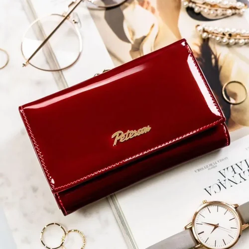 Portfel Peterson widok pod kątem prezentujący głębię koloru i połysk skóry Peterson wallet angled view showcasing color depth and leather gloss
