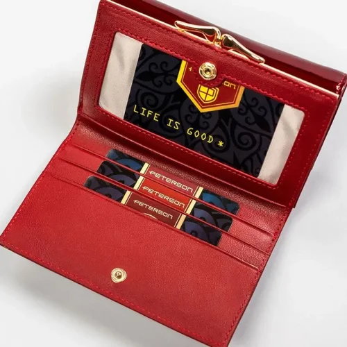 Wnętrze portfela Peterson z bliska detale przeszyć i podszewki Peterson wallet interior close-up stitching and lining details