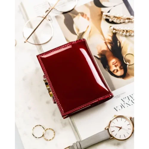 Mały portfel damski Peterson BC-42329, widok z boku, lakierowana skóra | Peterson BC-42329 small women’s wallet, side view, patent leather