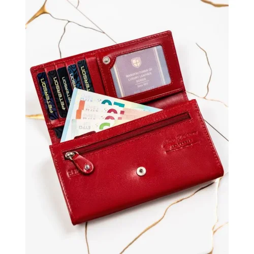 Wnętrze portfela damskiego Peterson – kieszenie na karty i dokumenty Peterson women's leather wallet interior card and document slots