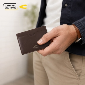 Mężczyzna trzymający skórzane etui Camel Active 845-029 RFID slim w kolorze brązowym.