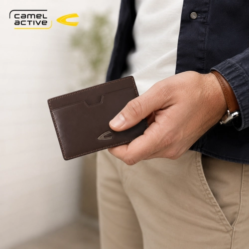 Mężczyzna trzymający skórzane etui Camel Active 845-029 RFID slim w kolorze brązowym.