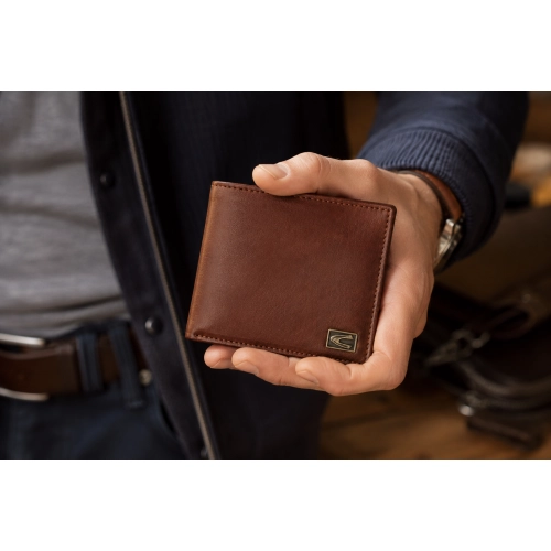 Brązowy portfel męski Camel Active RFID w dłoni mężczyzny Brązowy portfel męski Camel Active RFID w dłoni mężczyzny