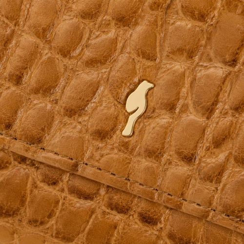 Makro zdjęcie skóry naturalnej croco oraz metalowego logo Ochnik w portfelu damskim PORES-0518