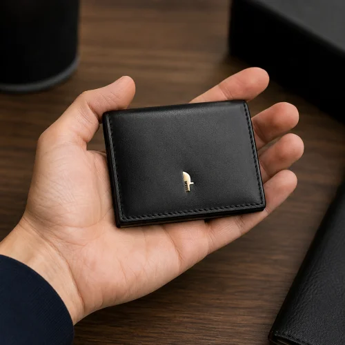puccini-etui-na-dokumenty-rfid-slim-skora-naturalna w dłoni